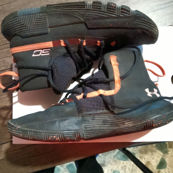 Steph Curry basketball shoes 4Y - Picture 2 of 6